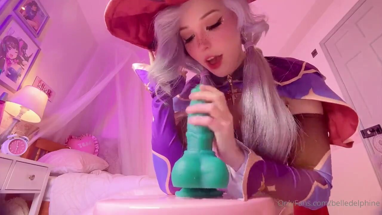 САМА СЕБЯ ТРАХАЕТ